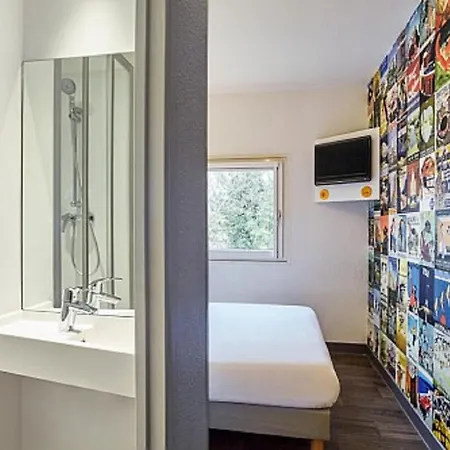 Hotelf1 Montpellier Est מלון *